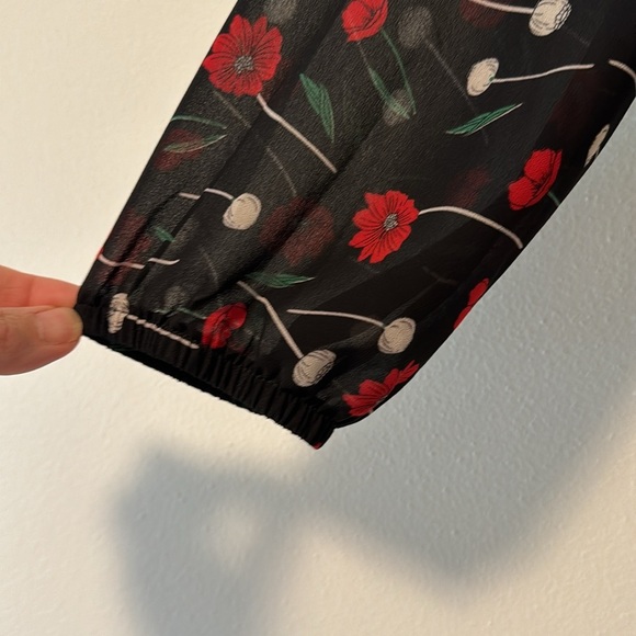 ASTR Surplice Top Womens Medium Floral Dark Feminine Work Office Career Red Blk - Picture 4 of 11